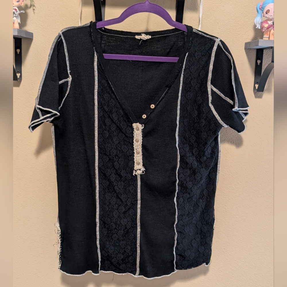 POL Black & Off White Top w/Floral Patterns - Size MED